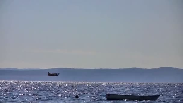 Flugzeug fliegt über dem Meer — Stockvideo