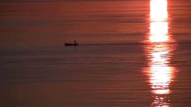 Kleines Boot auf dem Meer bei Sonnenuntergang — Stockvideo