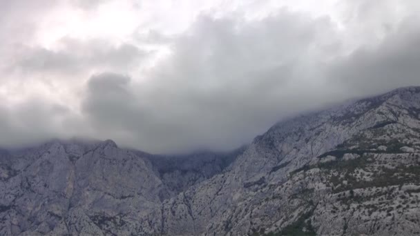 Nubes sobre el timelapse de montaña — Vídeos de Stock