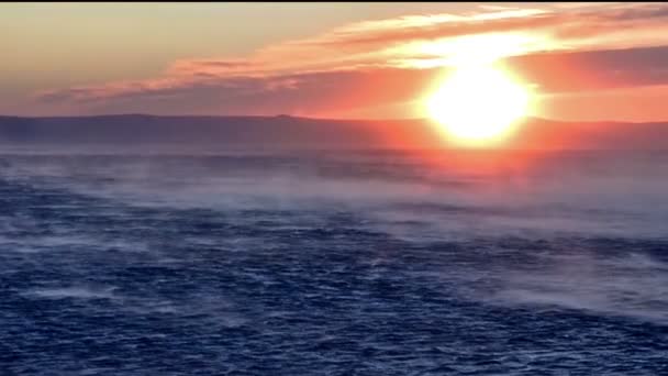 Sterke wind op zee in de zonsondergang — Stockvideo