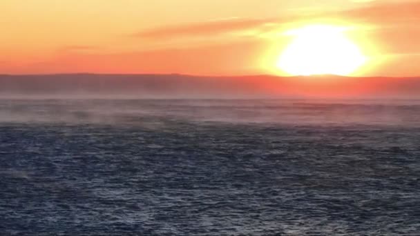 Vue au coucher du soleil avec un vent fort 