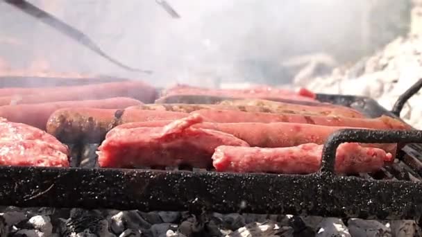 Embutidos a la parrilla — Vídeos de Stock