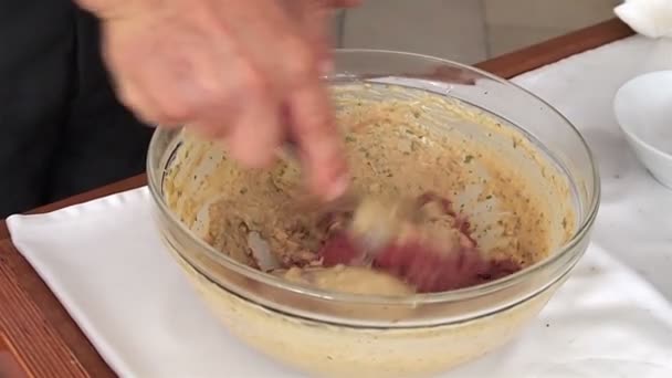 Torta de bife está se preparando — Vídeo de Stock