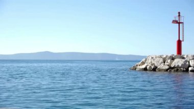 mavi deniz ve sinyal istasyonu