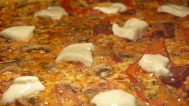Baking pizza with mozzarella — Stock Video