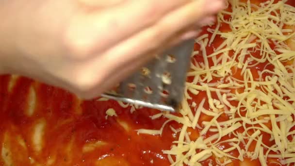 Putting cheese on pizza — Stock Video