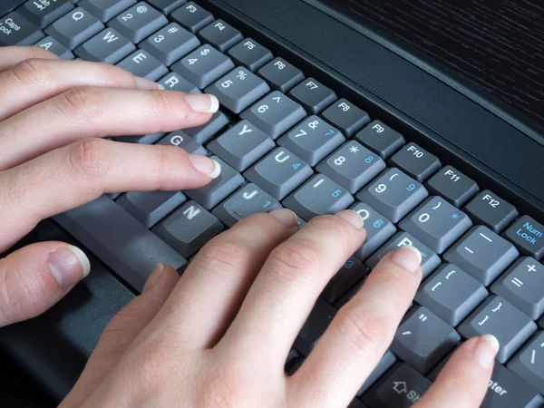 在电脑键盘上键入的女人 — 图库照片