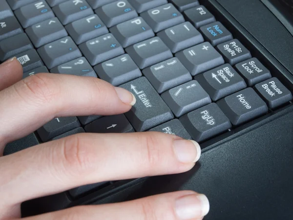 Frau fingert auf Computertastatur — Stockfoto