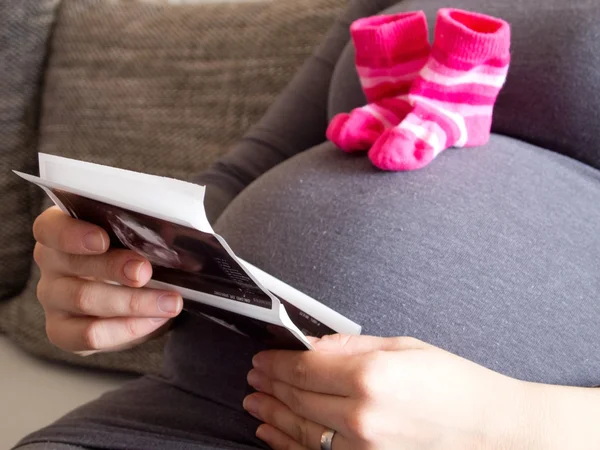 Mujer sosteniendo imagen de ultrasonido del bebé — Foto de Stock