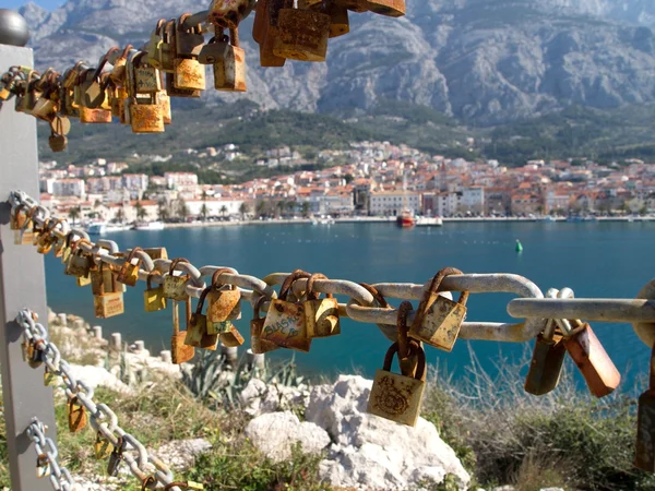 Love padlocks with mediterranean city in background — Stock Photo, Image