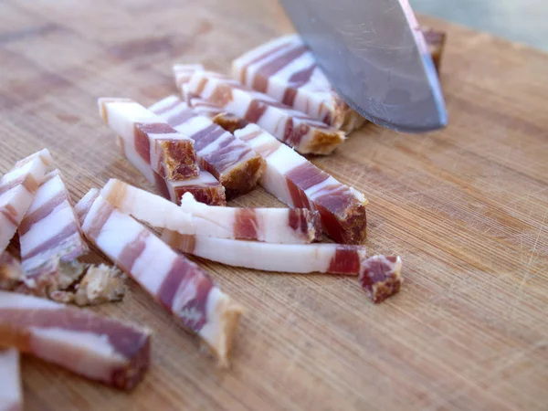 Cutting bacon — Stock Photo, Image