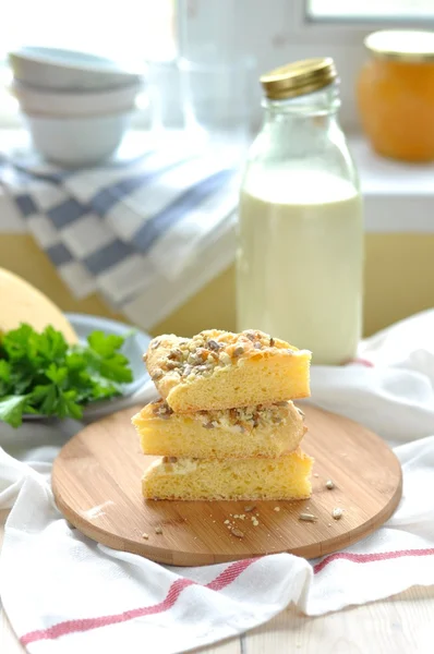 Majsmjöl tunnbröd med ost och solros kärnor — Stockfoto