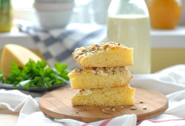 Maismehl-Fladenbrot mit Käse und Sonnenblumenkernen — Stockfoto