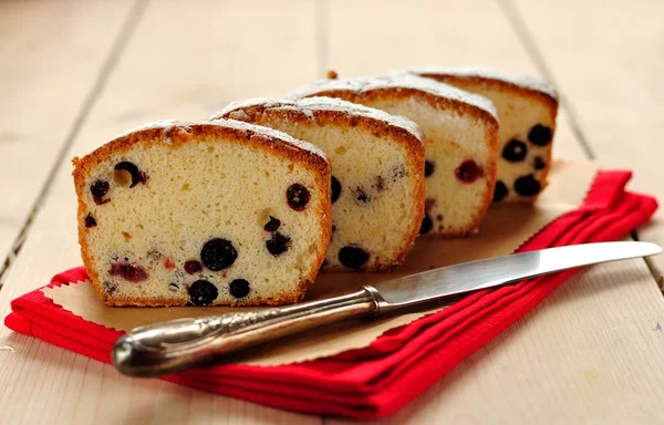 Egg White Cake with Berries — Stock Photo, Image