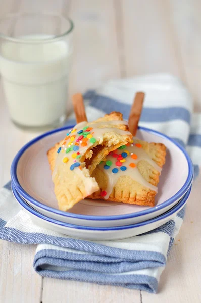 Pop-Tarts with Milk — Stock Photo, Image