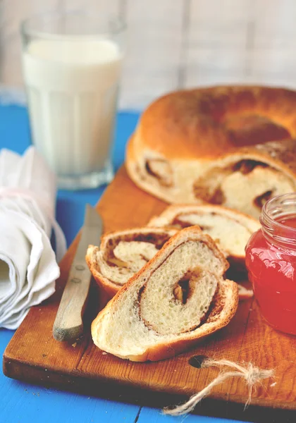 Pão de redemoinho de canela e noz — Fotografia de Stock