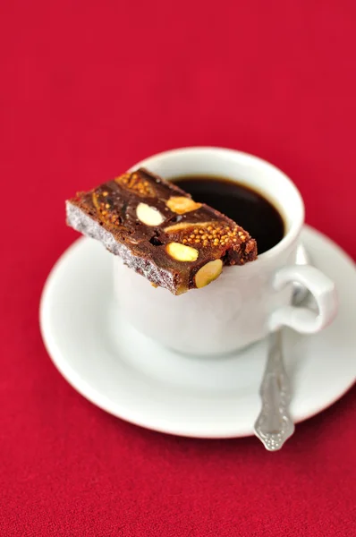 Een kopje koffie met panforte — Stockfoto