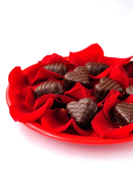 Hjärtformade godis med rosenblad — Stockfoto