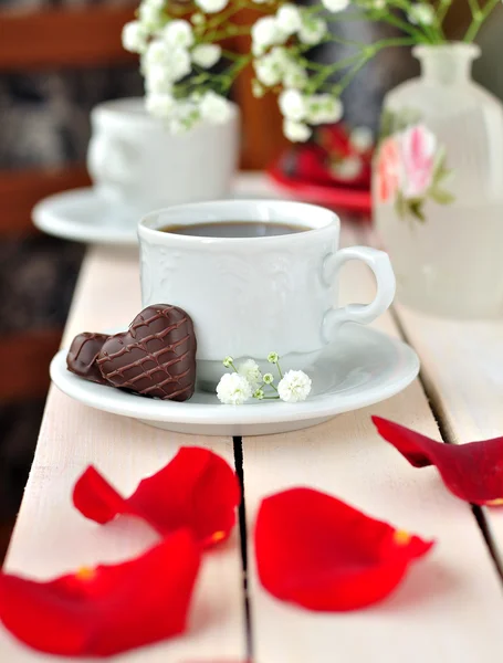 Чашка кофе с конфетками в форме сердца — стоковое фото