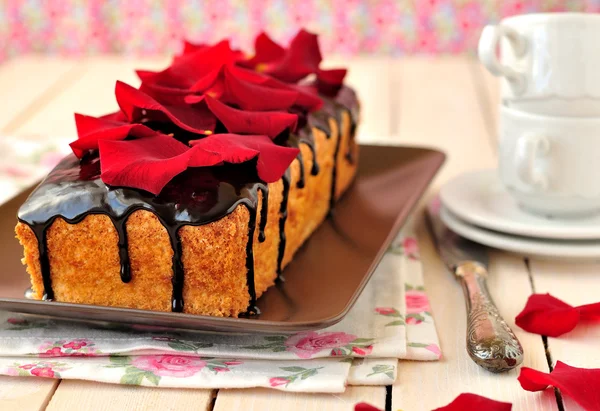 Cake loaf with rose petals — Stock Photo, Image