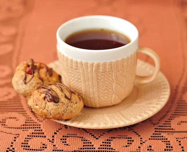 Šálek čaje s arašídové cukroví — Stock fotografie