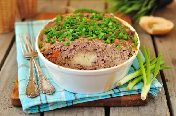 Hackfleisch mit Blumenkohl backen — Stockfoto