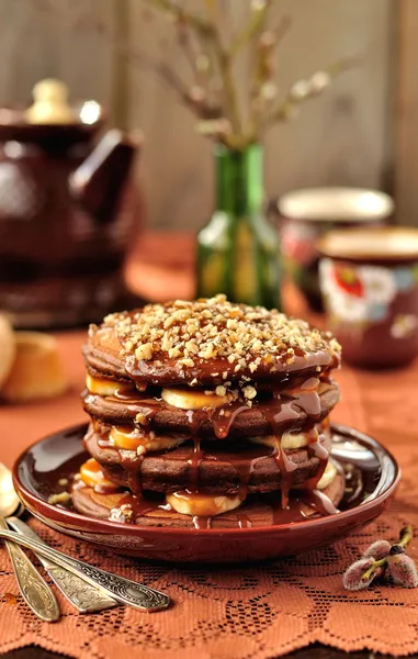 Panquecas de chocolate com banana e molho de caramelo — Fotografia de Stock