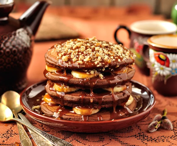 Panquecas de chocolate com banana e molho de caramelo — Fotografia de Stock