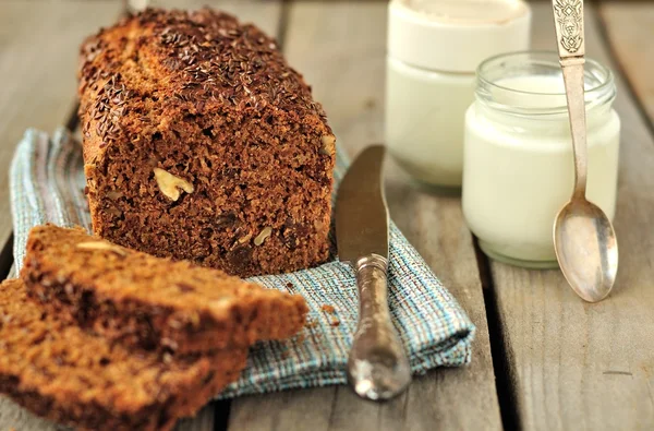 Hela korn bröd kaka — Stockfoto