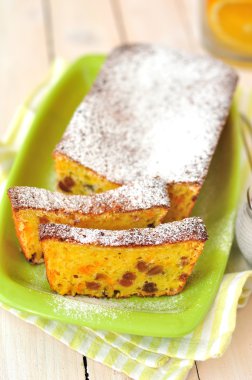 Çekirdeksiz kuru üzüm ile portakal somun kek