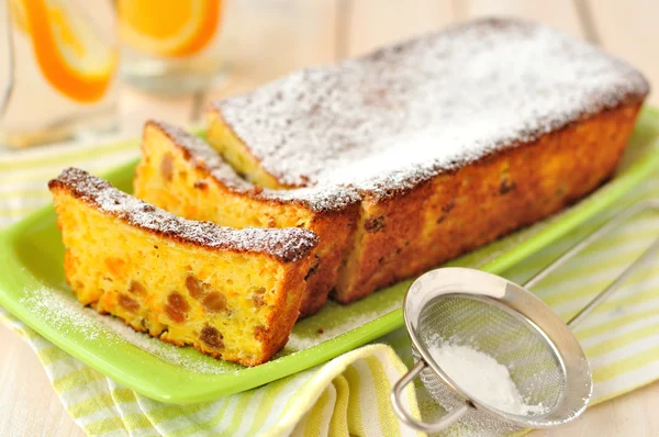 Orange Loaf Cake with Sultanas — Stock Photo, Image