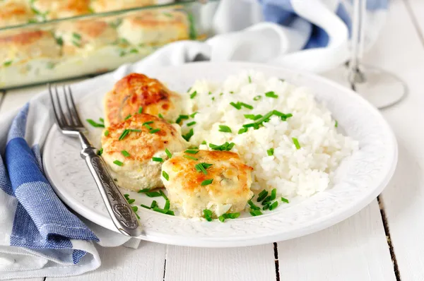 Patatas de pollo al horno con salsa de crema agria, servidas con arroz —  Fotos de Stock