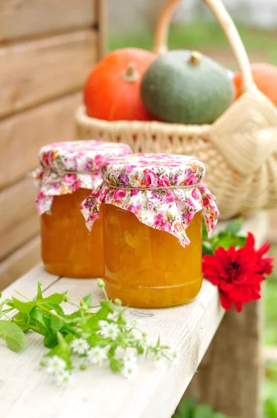 Due vasetti di marmellata di zucche su una panchina, copia lo spazio per il tuo testo — Foto Stock