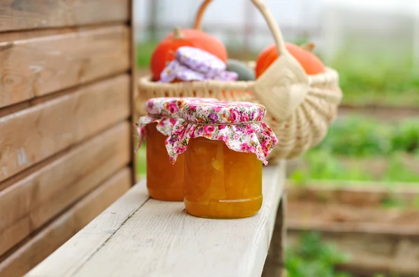 Deux pots de confiture de citrouille sur un banc, espace de copie pour votre texte — Photo