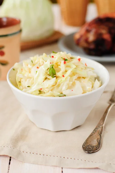 Cavolo fresco, menta e insalata di peperoncino, copiare lo spazio per il testo — Foto Stock