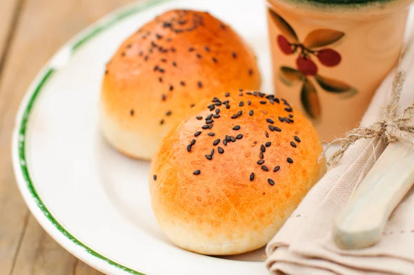 Rolos de pão com sementes de sésamo preto — Fotografia de Stock