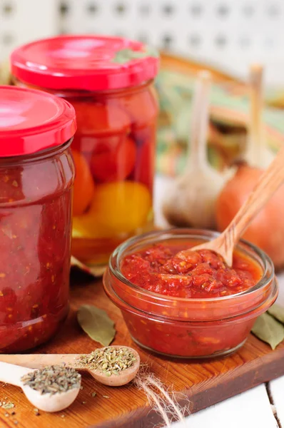 Canning Marinara molho, conservas de tomate, espaço de cópia para o seu texto — Fotografia de Stock