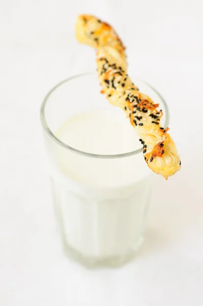 Un vaso de leche con una barra de hojaldre, enfoque selectivo, espacio de copia para su texto — Foto de Stock