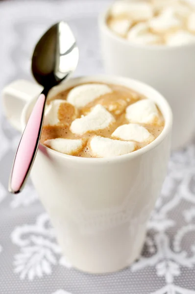 Chocolate quente com marshmallows, foco seletivo — Fotografia de Stock