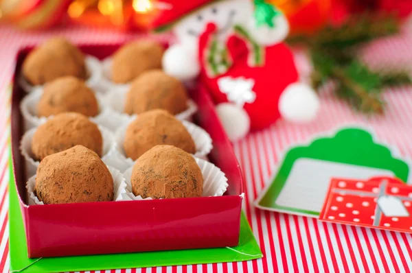 Christmas choklad tryffel i en presentförpackning — Stockfoto