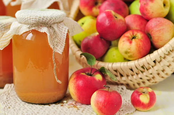 Ingeblikte appelsap en appels in de mand — Stok fotoğraf