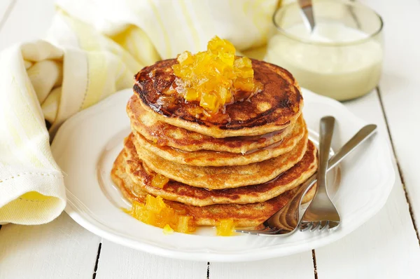 Une pile de crêpes à la citrouille garnies de conserves de citrouille au sirop — Photo