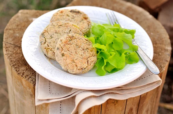 Baked potato and buckwheat patties with salad leaves served outdoor — Stock Photo, Image