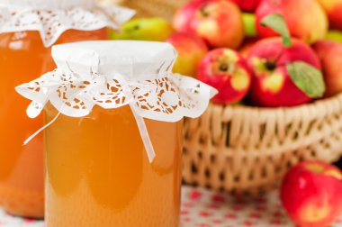 Ingeblikte appelsap en appels in de mand