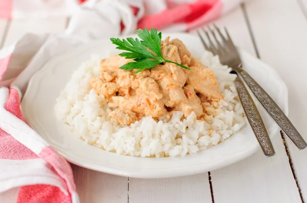 Pollo de tomate cremoso sobre arroz — Foto de Stock