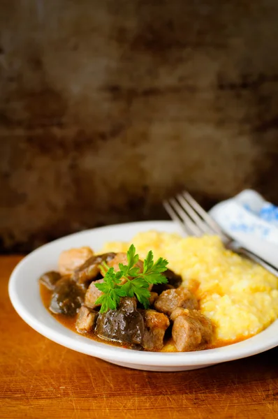 Fläsk och svamp gryta med polenta, vintage effekt, kopiera utrymme för din text — Stockfoto