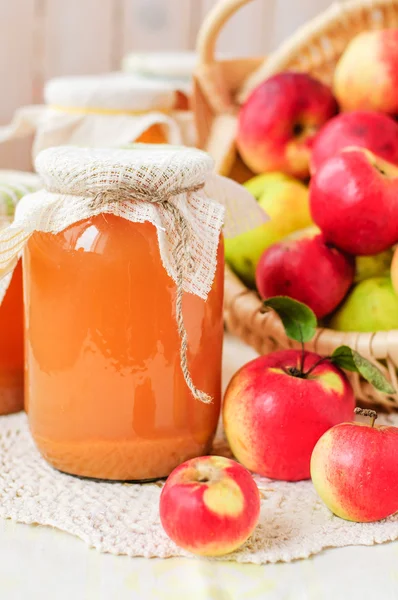 Ingeblikte appelsap en appels in de mand, kopie ruimte voor uw tekst — Stockfoto