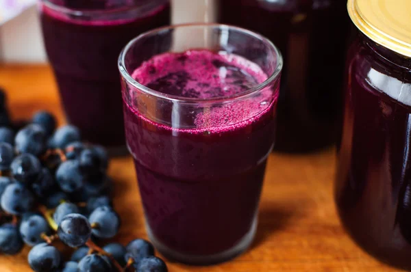 Ein Glas frischen Traubensaft, Traubensaftkonserven — Stockfoto