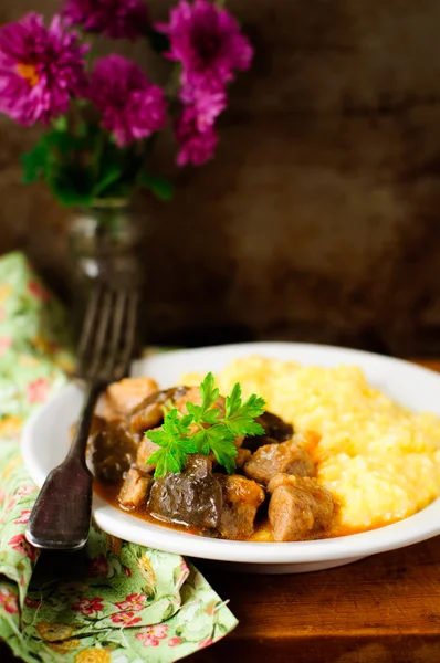 Estofado de cerdo y champiñones con Polenta, efecto vintage, espacio de copia para su texto — Foto de Stock