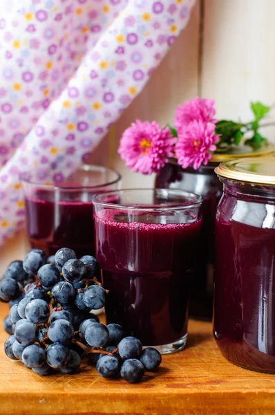 Suco de uva enlatada, espaço de cópia para o seu texto — Fotografia de Stock